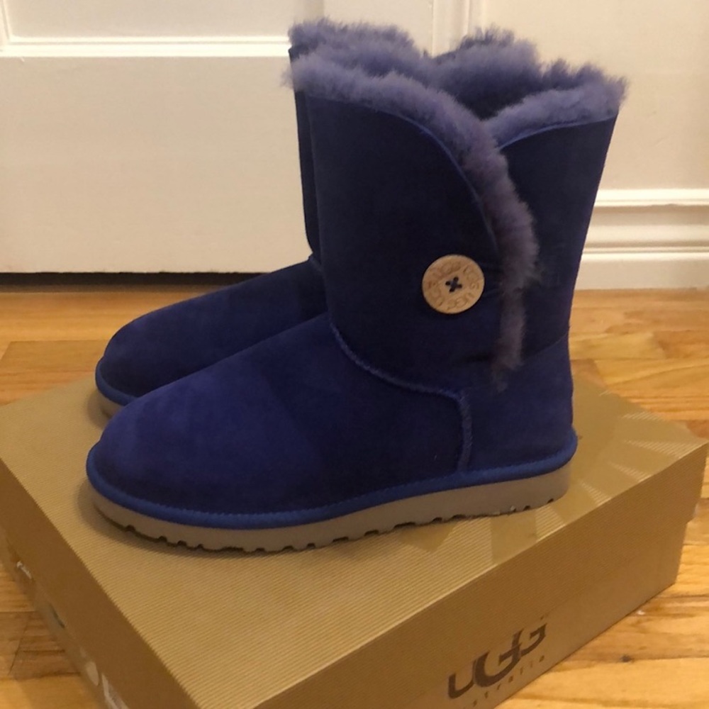 UGG Bailey Button Medium W Size 7